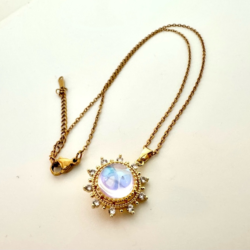 Vintage Style Gorgeous Crystal Sunflower Pendant Necklace (Polar Light Glass)
